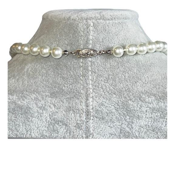 Glass Beaded Faux Pearl Necklace With Fish Hook Closure Choker Length 17” - Picture 4 of 5